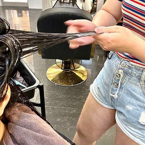 板橋府中洗髮剪髮推薦/御用髮廊/居髮廊-府中店/定期修剪長髮與瀏海，打造屬於我的美麗長髮造型