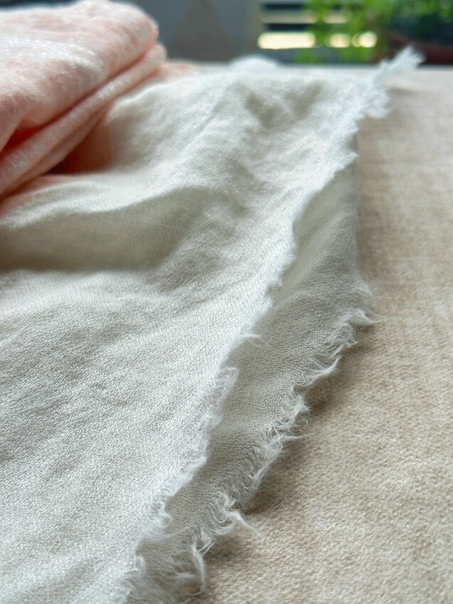 2023夏日羊毛披肩穿搭｜小資女孩必學披肩穿搭術｜簡單步驟 一週穿搭不重樣｜艾可繡-繡花機織高級細羊毛披肩 - 萍姐愛分享