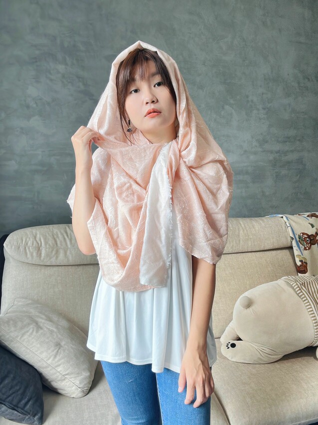 2023夏日羊毛披肩穿搭｜小資女孩必學披肩穿搭術｜簡單步驟 一週穿搭不重樣｜艾可繡-繡花機織高級細羊毛披肩 - 萍姐愛分享