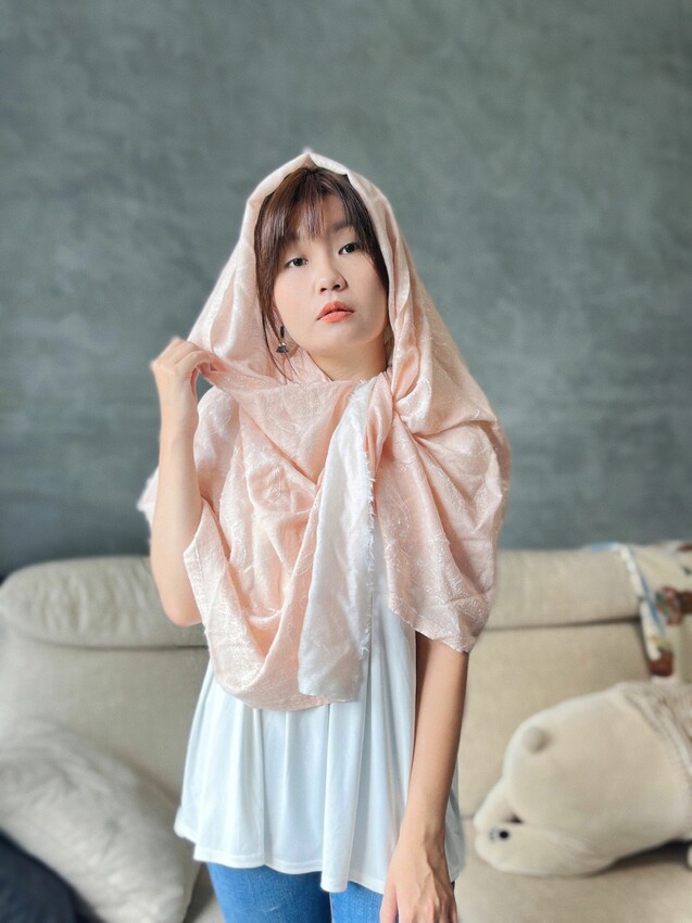 2023夏日羊毛披肩穿搭｜小資女孩必學披肩穿搭術｜簡單步驟 一週穿搭不重樣｜艾可繡-繡花機織高級細羊毛披肩 - 萍姐愛分享