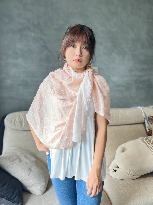 2023夏日羊毛披肩穿搭｜小資女孩必學披肩穿搭術｜簡單步驟 一週穿搭不重樣｜艾可繡-繡花機織高級細羊毛披肩 - 萍姐愛分享