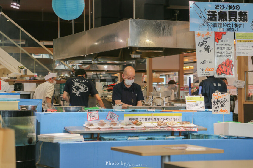 【函館美食】函館海鮮市場本店，炙燒起士蝦、生魚片握壽司、帆立貝湯，新鮮便宜！