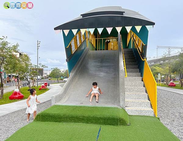 ★屏東公園★ 林邊共融公園,飛天火車和蓮霧森林探險公園,鄰近林邊車站一次就能玩兩個遊戲場