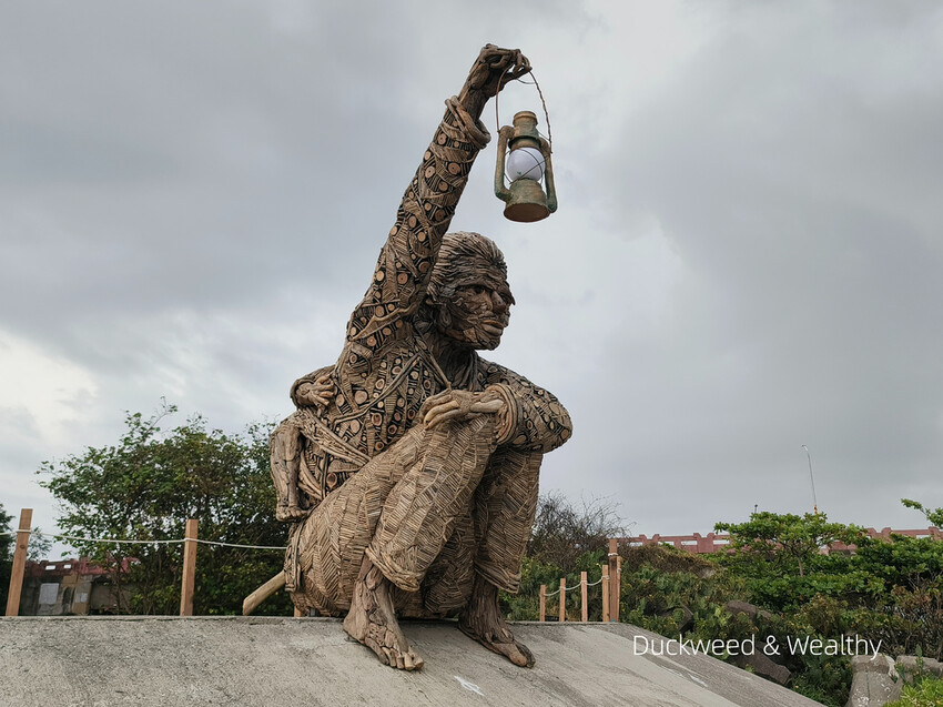 【台南景點】台江四草海堤「台江阿嬤」∣漂流木藝術地景創作∣「吾海吾江」台江最熱門的打卡景點∣