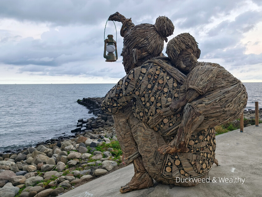 【台南景點】台江四草海堤「台江阿嬤」∣漂流木藝術地景創作∣「吾海吾江」台江最熱門的打卡景點∣