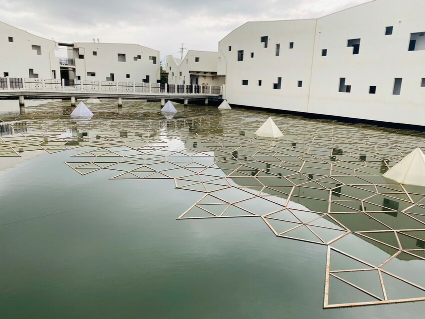 【台南景點】台江四草海堤「台江阿嬤」∣漂流木藝術地景創作∣「吾海吾江」台江最熱門的打卡景點∣