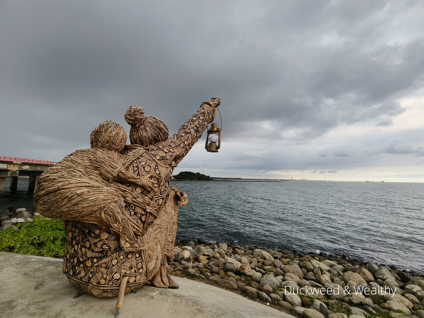 【台南景點】台江四草海堤「台江阿嬤」∣漂流木藝術地景創作∣「吾海吾江」台江最熱門的打卡景點∣