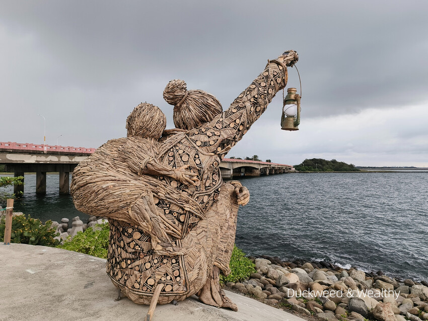 【台南景點】台江四草海堤「台江阿嬤」∣漂流木藝術地景創作∣「吾海吾江」台江最熱門的打卡景點∣