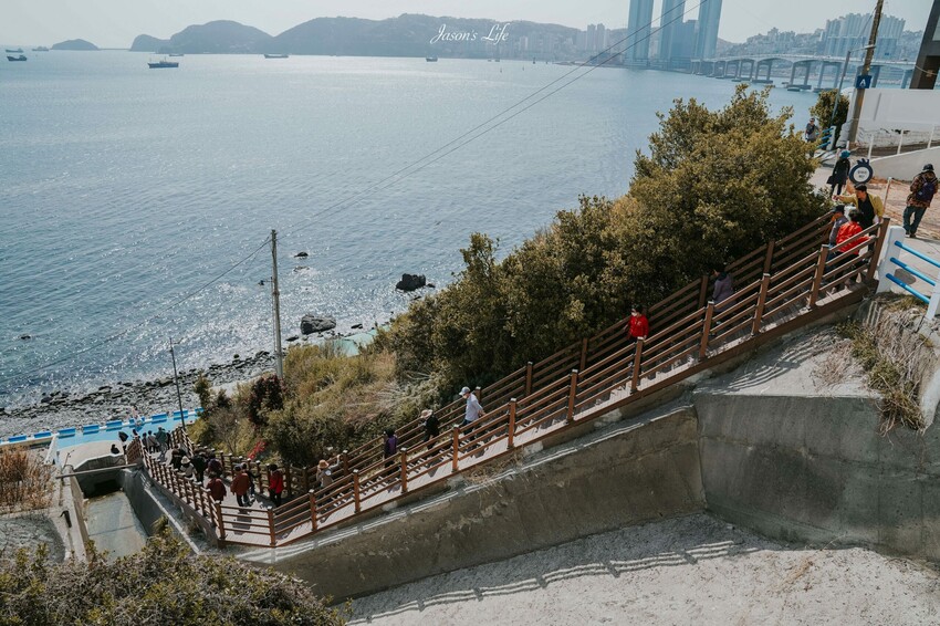 【韓國釜山｜景點】白淺灘文化村(흰여울문화마을)。影島必去景點，無數間海景咖啡廳，欣賞夕陽的約會散步景