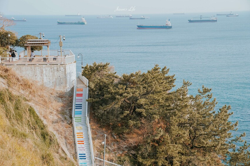 【韓國釜山｜景點】白淺灘文化村(흰여울문화마을)。影島必去景點，無數間海景咖啡廳，欣賞夕陽的約會散步景
