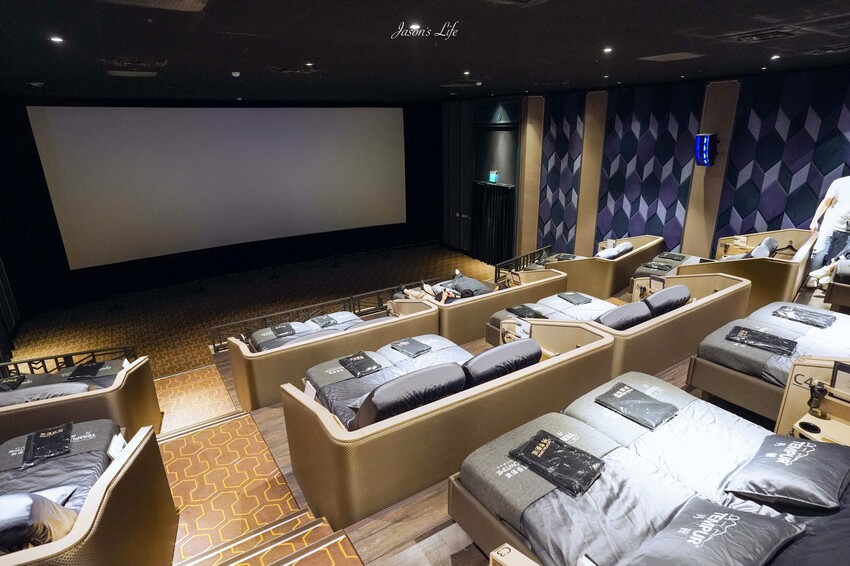 【台中南屯|景點】台中文心秀泰影城-丹普廳。文心秀泰,躺在40萬電動床舒服看電影,VIP零食區及600元美食