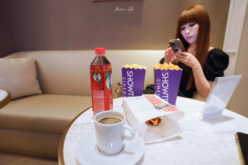 【台中南屯|景點】台中文心秀泰影城-丹普廳。文心秀泰,躺在40萬電動床舒服看電影,VIP零食區及600元美食