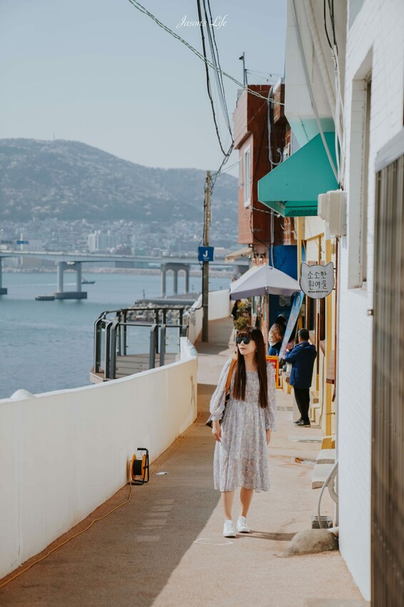 【韓國釜山｜景點】白淺灘文化村(흰여울문화마을)。影島必去景點，無數間海景咖啡廳，欣賞夕陽的約會散步景