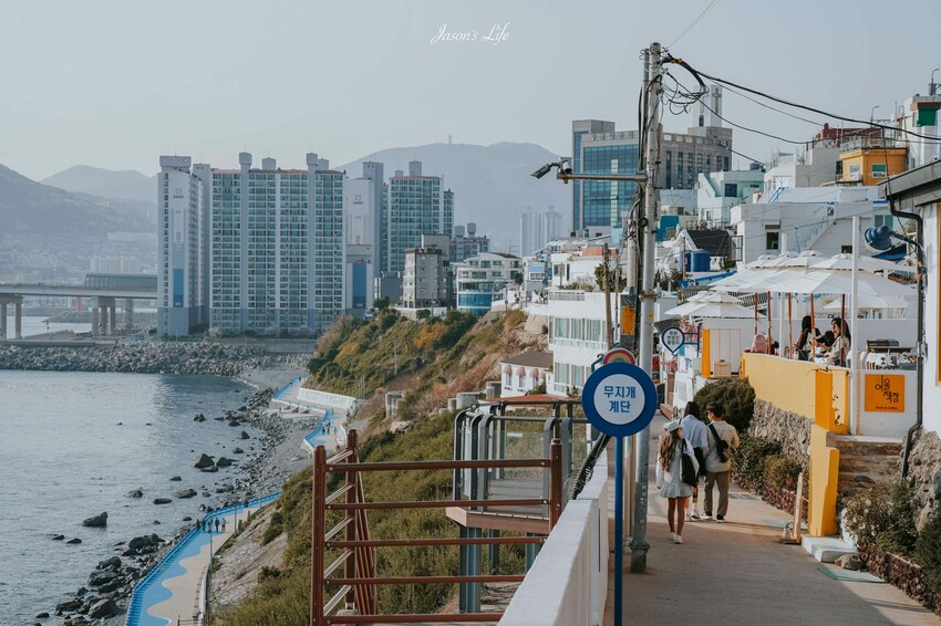 【韓國釜山｜景點】白淺灘文化村(흰여울문화마을)。影島必去景點，無數間海景咖啡廳，欣賞夕陽的約會散步景