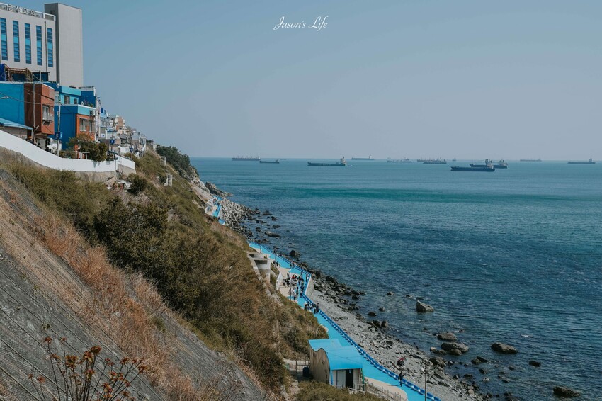 【韓國釜山｜景點】白淺灘文化村(흰여울문화마을)。影島必去景點，無數間海景咖啡廳，欣賞夕陽的約會散步景