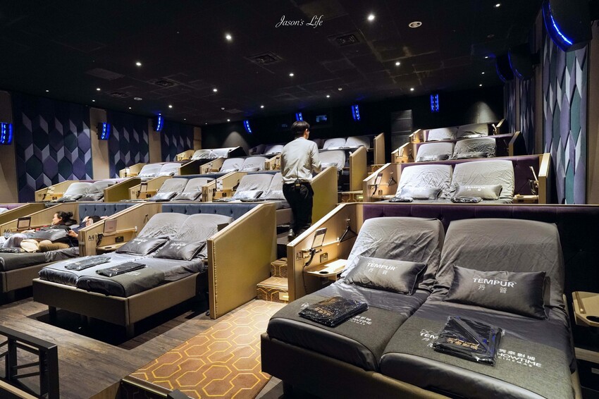 【台中南屯|景點】台中文心秀泰影城-丹普廳。文心秀泰,躺在40萬電動床舒服看電影,VIP零食區及600元美食