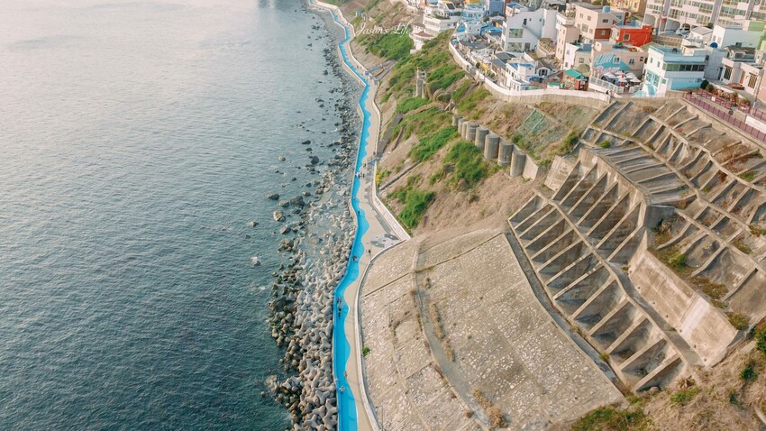 【韓國釜山｜景點】白淺灘文化村(흰여울문화마을)。影島必去景點，無數間海景咖啡廳，欣賞夕陽的約會散步景