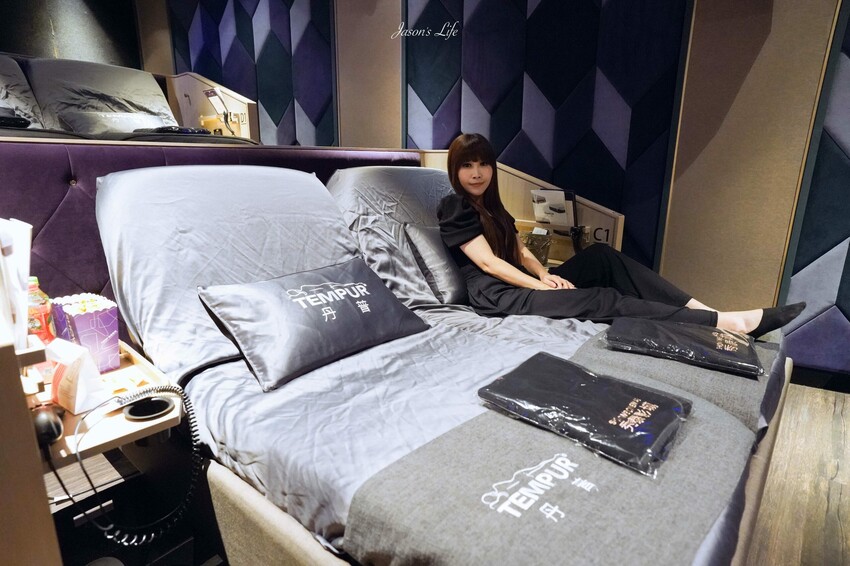 【台中南屯|景點】台中文心秀泰影城-丹普廳。文心秀泰,躺在40萬電動床舒服看電影,VIP零食區及600元美食