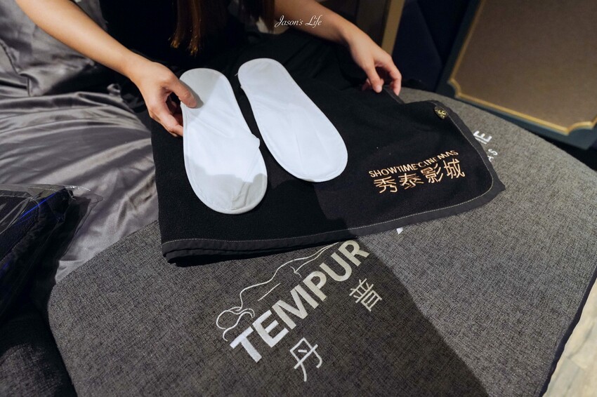 【台中南屯|景點】台中文心秀泰影城-丹普廳。文心秀泰,躺在40萬電動床舒服看電影,VIP零食區及600元美食