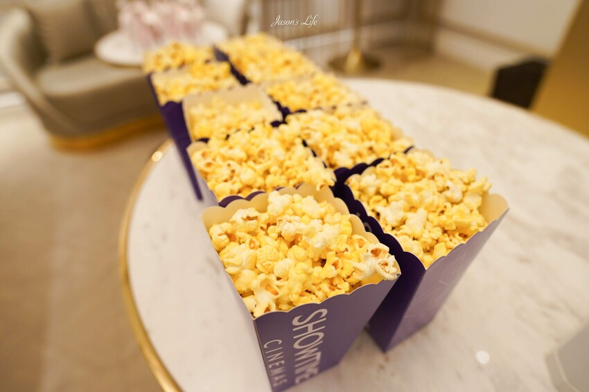 【台中南屯|景點】台中文心秀泰影城-丹普廳。文心秀泰,躺在40萬電動床舒服看電影,VIP零食區及600元美食