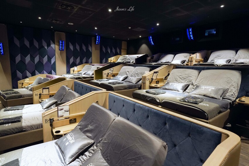 【台中南屯|景點】台中文心秀泰影城-丹普廳。文心秀泰,躺在40萬電動床舒服看電影,VIP零食區及600元美食