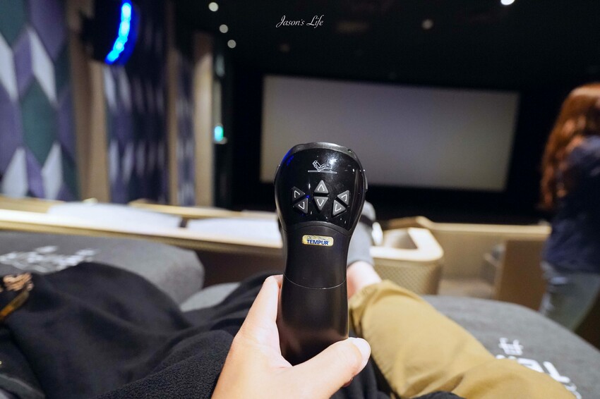 【台中南屯|景點】台中文心秀泰影城-丹普廳。文心秀泰,躺在40萬電動床舒服看電影,VIP零食區及600元美食