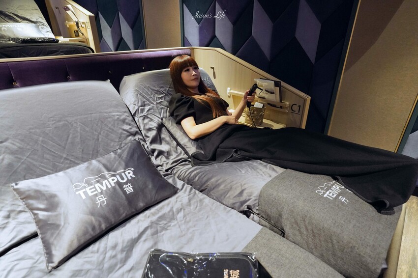 【台中南屯|景點】台中文心秀泰影城-丹普廳。文心秀泰,躺在40萬電動床舒服看電影,VIP零食區及600元美食