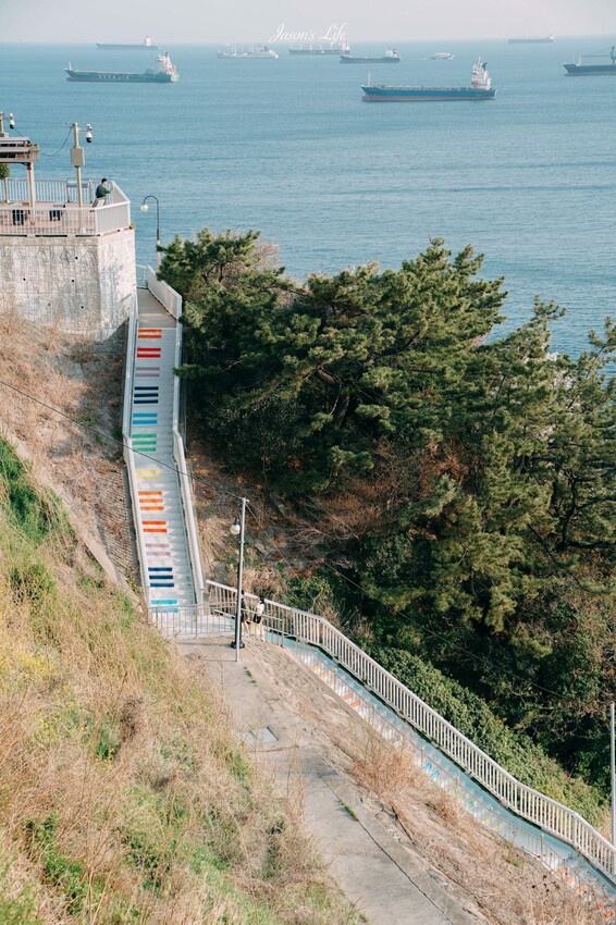 【韓國釜山｜景點】白淺灘文化村(흰여울문화마을)。影島必去景點，無數間海景咖啡廳，欣賞夕陽的約會散步景