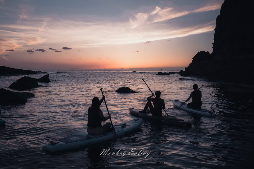 【深澳】象鼻岩SUP日出團｜ODoor專業戶外探險團隊，探索東北角之美，北部SUP立槳推薦 - 貪吃猴的幻想