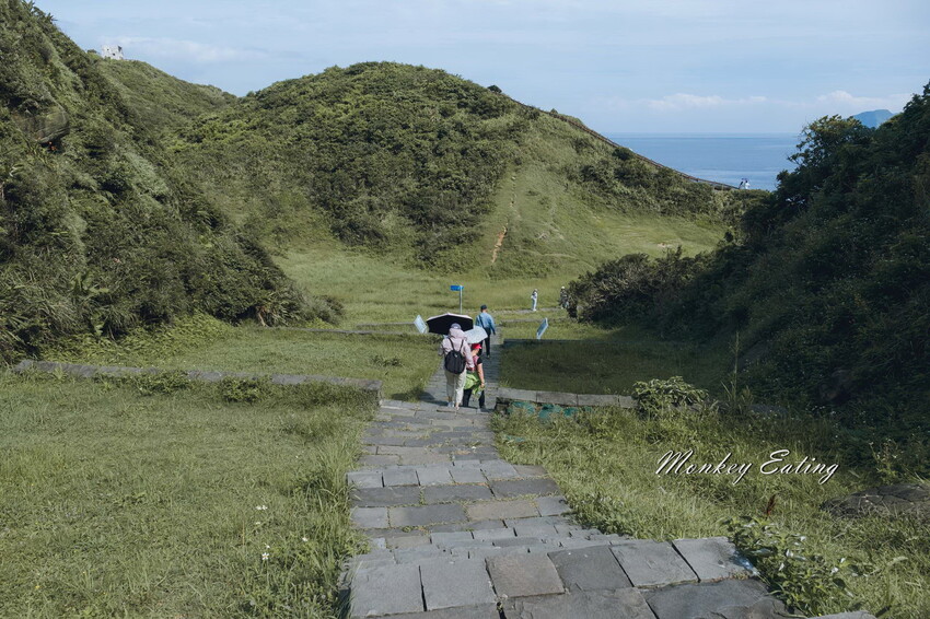 【基隆景點】望幽谷濱海步道|輕鬆好拍夢幻蔚藍步道,順遊潮境公園,八斗子漁港吃美食 - 貪吃猴的幻想
