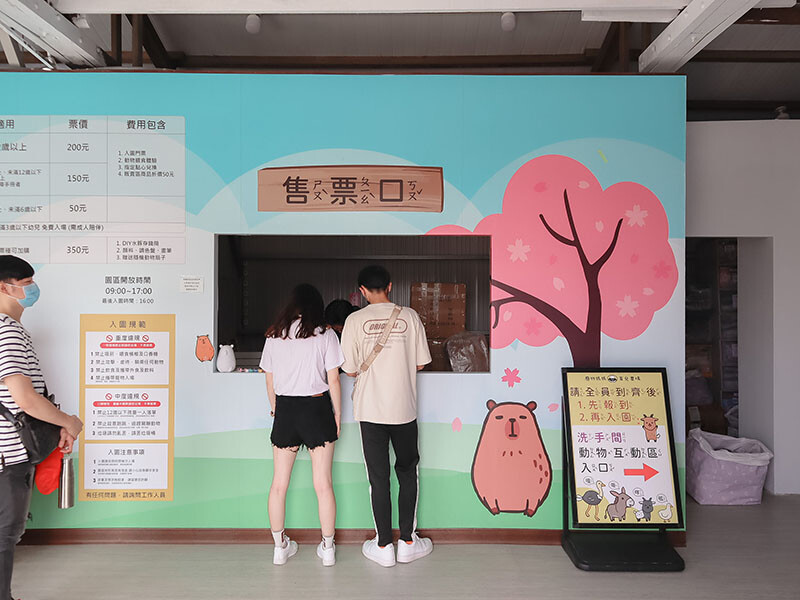 「廢物媽媽育兒農場」 新竹最夯親子一日遊情侶約會新景點,近距離跟水豚君、草泥馬、梅花鹿和柯爾鴨一起玩 預約說明