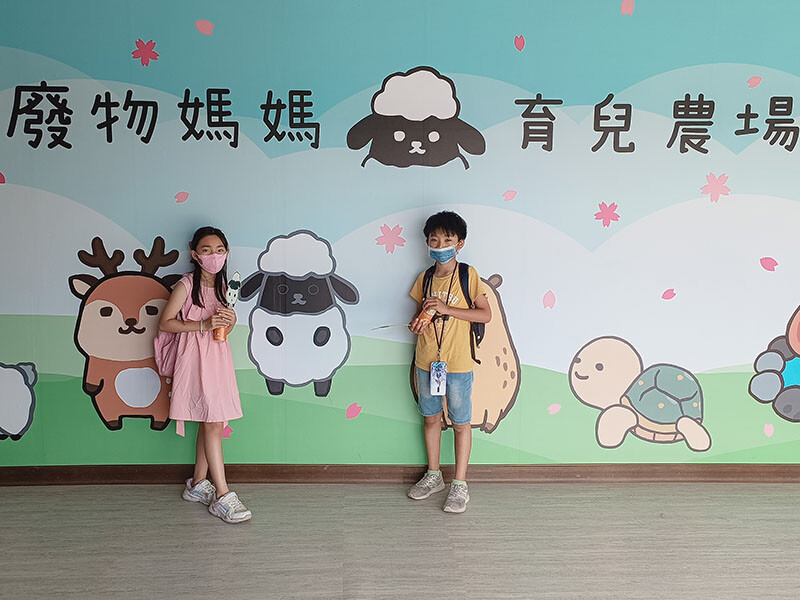 「廢物媽媽育兒農場」 新竹最夯親子一日遊情侶約會新景點,近距離跟水豚君、草泥馬、梅花鹿和柯爾鴨一起玩 預約說明