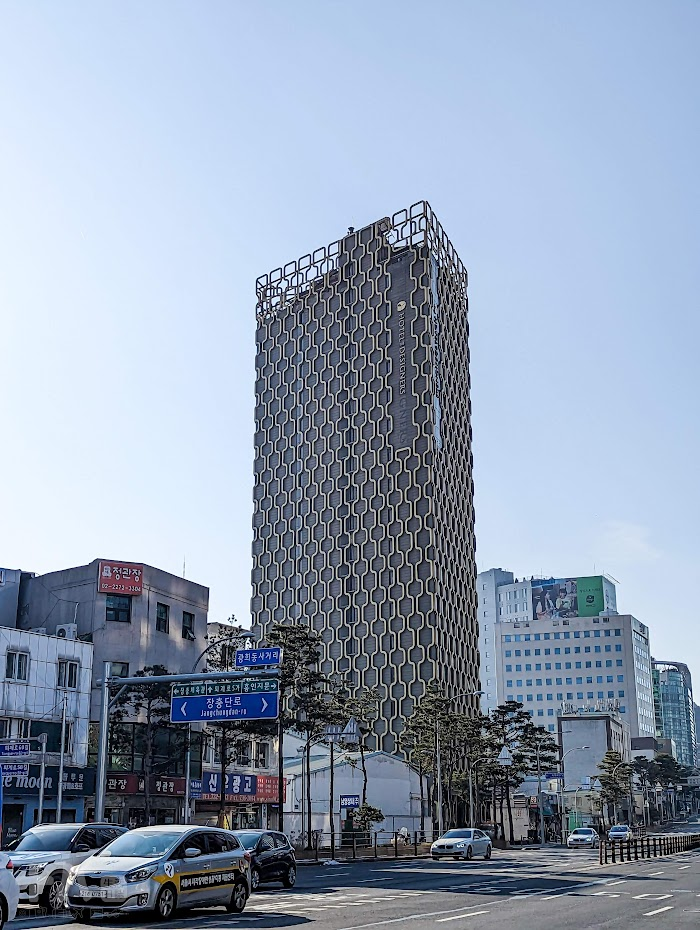 【韓國首爾住宿】東大門設計師酒店 Hotel The Designers Dongdaemun｜首爾自由行推薦住宿、鄰近東大門、明洞的最佳位置，距離陳玉華奶奶元祖一隻雞步行也會到！