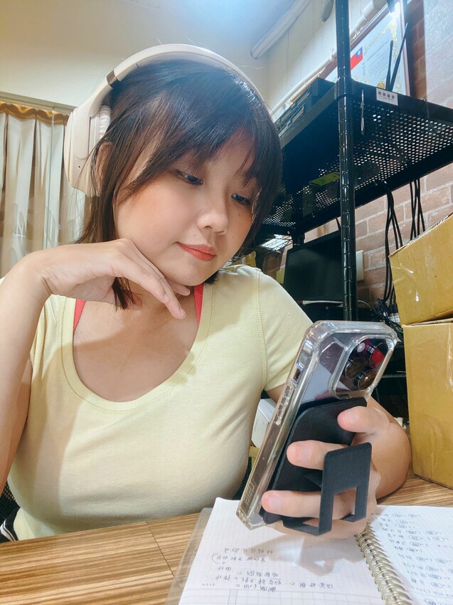 追劇神隊友!Ares磁吸手機卡夾支架|4種使用模式|厚度只有5mm|易推卡夾防盜刷!最多可容納2張卡片|不干擾無線充電 - 萍姐愛分享