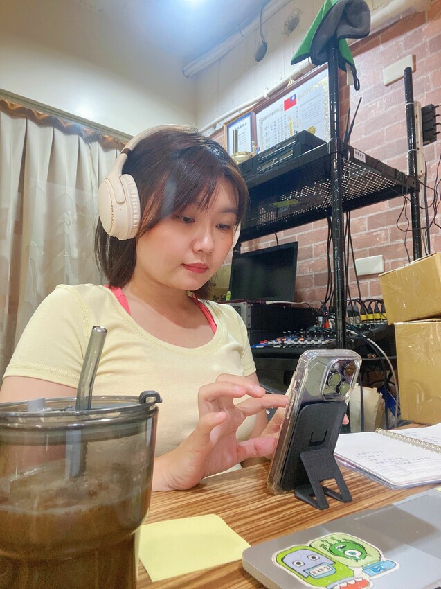 追劇神隊友!Ares磁吸手機卡夾支架|4種使用模式|厚度只有5mm|易推卡夾防盜刷!最多可容納2張卡片|不干擾無線充電 - 萍姐愛分享