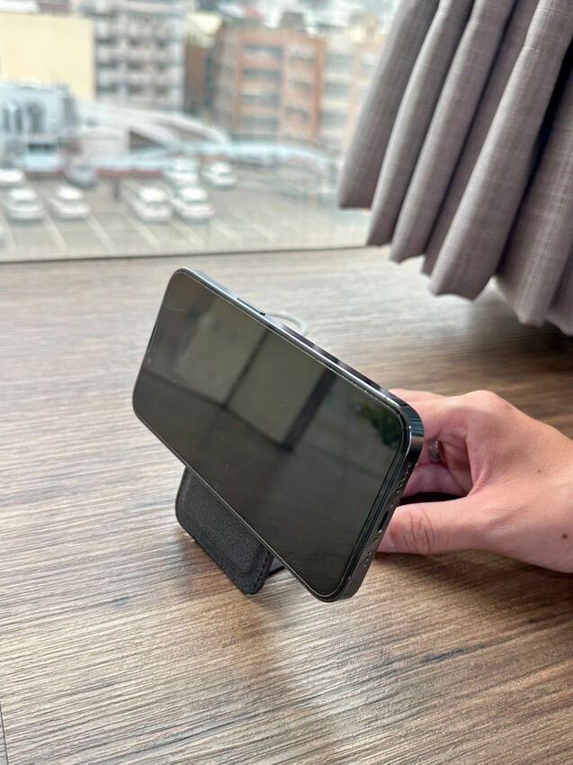 追劇神隊友!Ares磁吸手機卡夾支架|4種使用模式|厚度只有5mm|易推卡夾防盜刷!最多可容納2張卡片|不干擾無線充電 - 萍姐愛分享