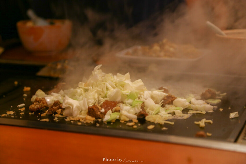 【東京美食】淺草六文錢文字燒、大阪燒，特色鐵板料理！桌邊服務中文也通。