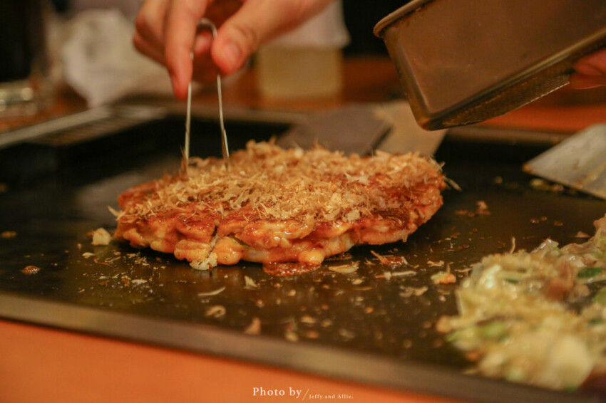 【東京美食】淺草六文錢文字燒、大阪燒，特色鐵板料理！桌邊服務中文也通。