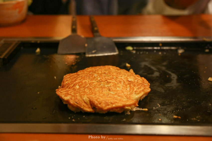 【東京美食】淺草六文錢文字燒、大阪燒，特色鐵板料理！桌邊服務中文也通。