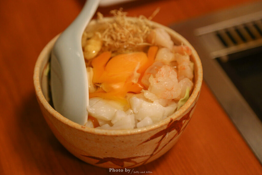 【東京美食】淺草六文錢文字燒、大阪燒，特色鐵板料理！桌邊服務中文也通。