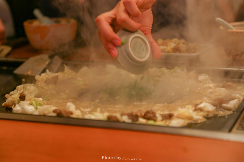 【東京美食】淺草六文錢文字燒、大阪燒，特色鐵板料理！桌邊服務中文也通。