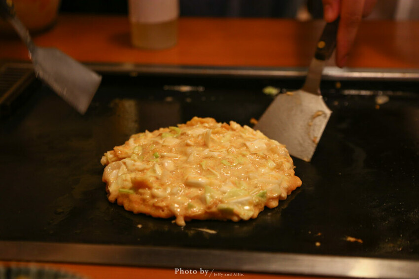 【東京美食】淺草六文錢文字燒、大阪燒，特色鐵板料理！桌邊服務中文也通。