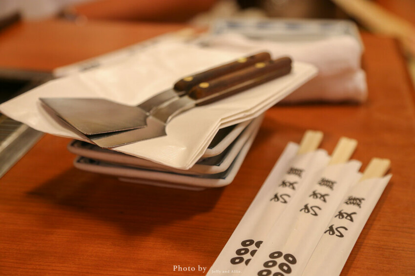 【東京美食】淺草六文錢文字燒、大阪燒，特色鐵板料理！桌邊服務中文也通。