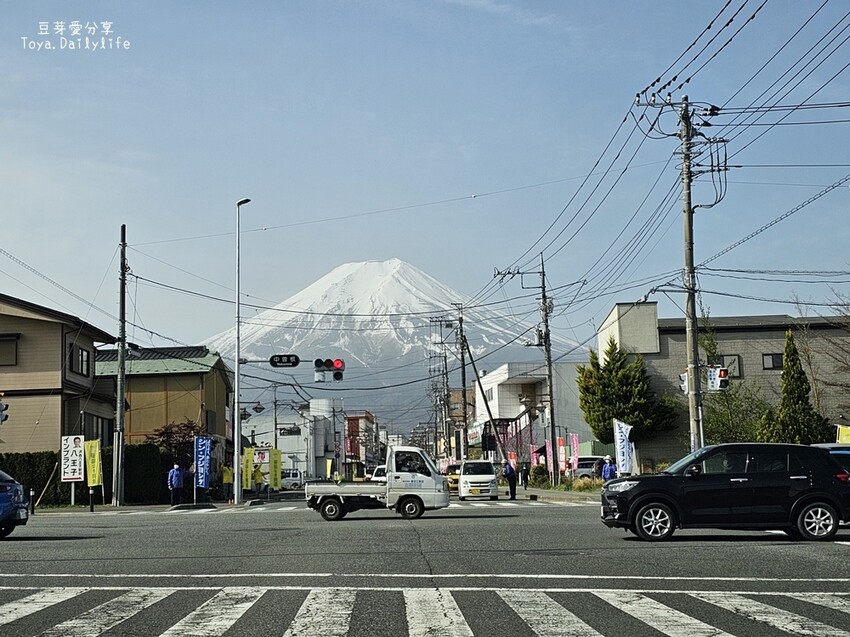 下吉田街道 . LAWSON . 平交道|在河口湖蒐集不同角度的富士山畫面 🌱豆芽出國趣日本