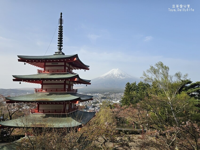 新倉山淺間公園｜忠靈塔 + 富士山 = 明信片般美景 . 若有滿滿的櫻花就更完美了 🌱豆芽出國趣日本
