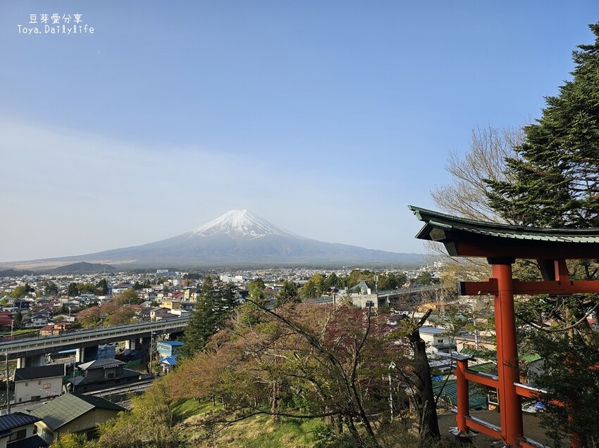 新倉山淺間公園｜忠靈塔 + 富士山 = 明信片般美景 . 若有滿滿的櫻花就更完美了 🌱豆芽出國趣日本