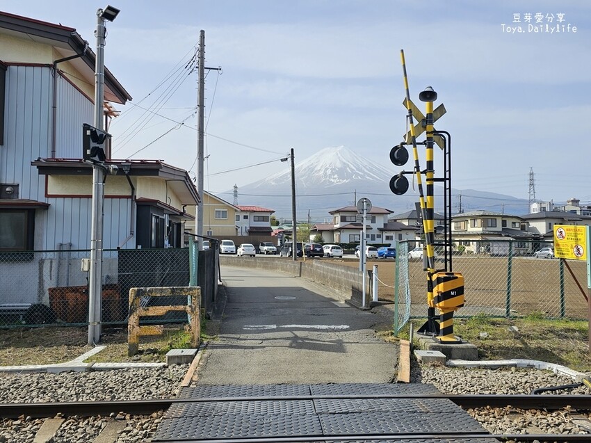 下吉田街道 . LAWSON . 平交道|在河口湖蒐集不同角度的富士山畫面 🌱豆芽出國趣日本