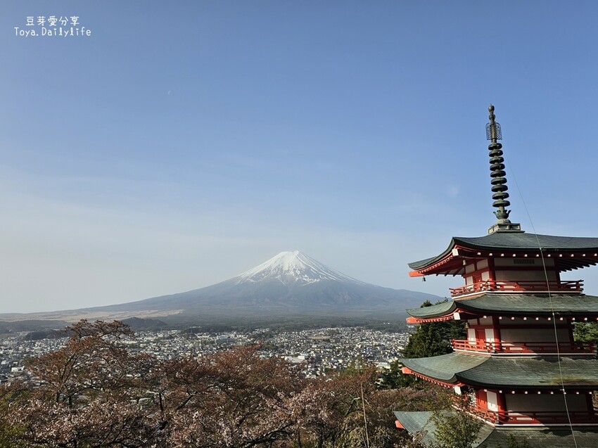 新倉山淺間公園｜忠靈塔 + 富士山 = 明信片般美景 . 若有滿滿的櫻花就更完美了 🌱豆芽出國趣日本