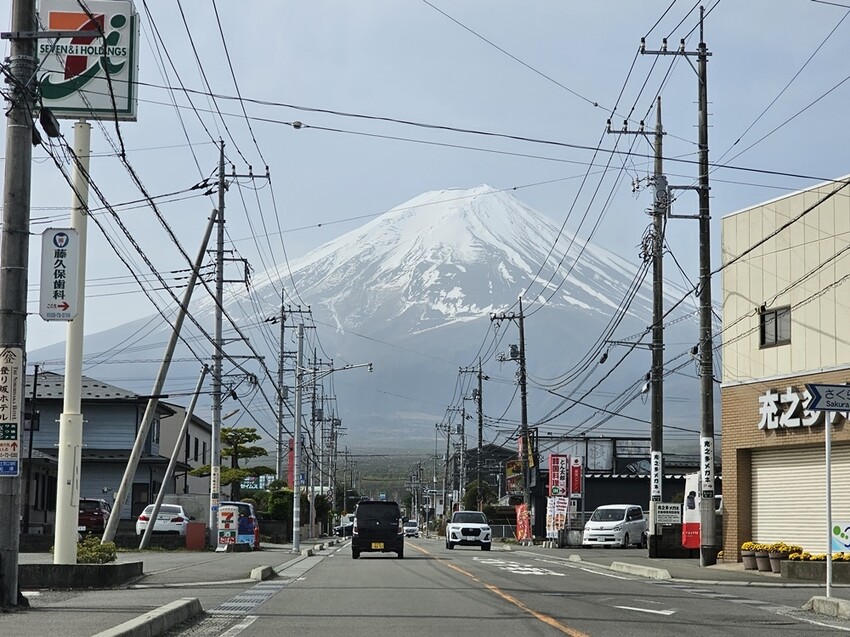 下吉田街道 . LAWSON . 平交道|在河口湖蒐集不同角度的富士山畫面 🌱豆芽出國趣日本