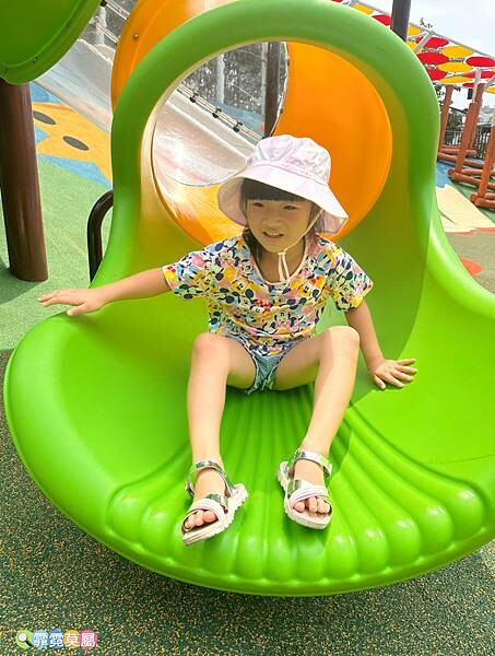 ★桃園公園★ 平鎮民俗文化公園,最新親子公園放電孩子! 超特別穀倉造型遊戲場,有攀爬網架、旋轉盤和溜滑梯等